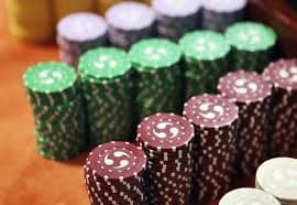 Player memeriksa fitur sports betting di ponsel android dalam suasana santai
